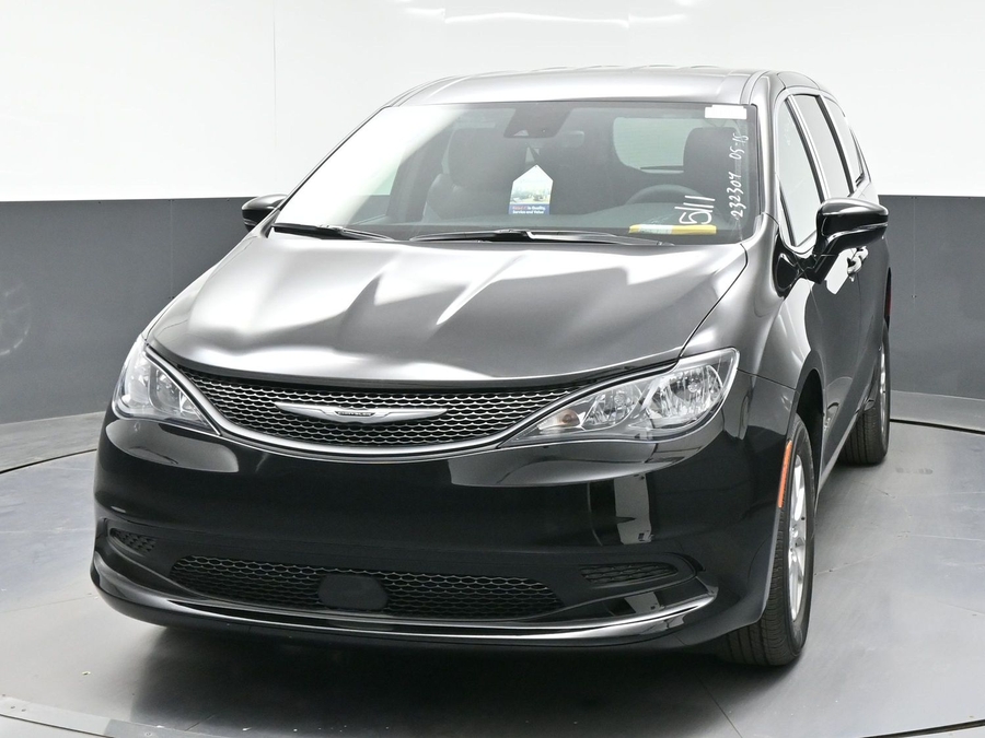 Black Chrysler Voyager image number 1