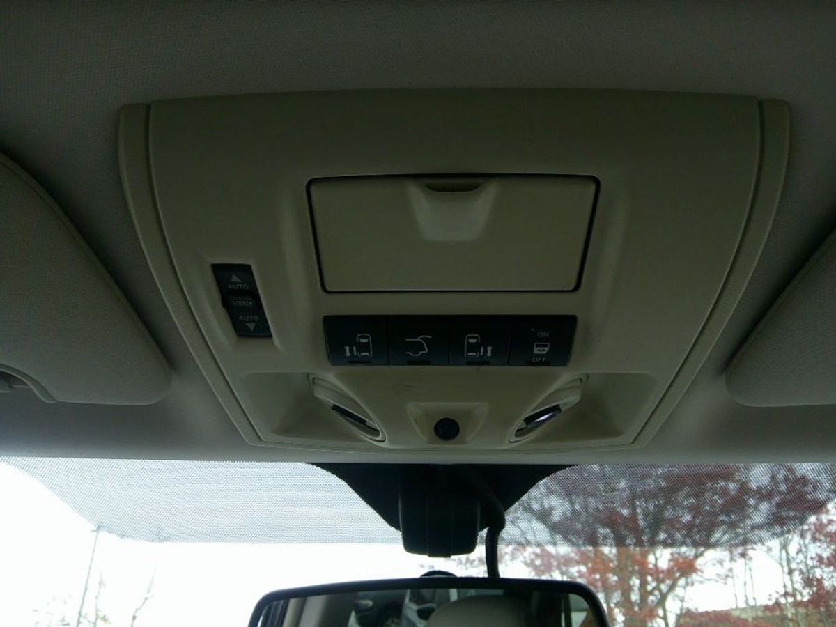 Black Chrysler Town and Country image number 8