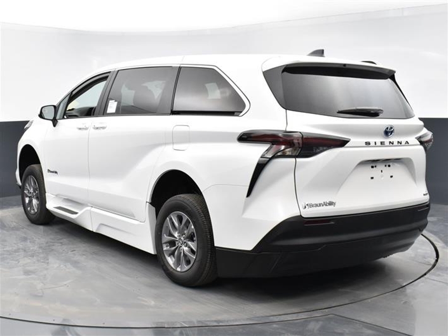 New 2026 Toyota Sienna Hybrid LE - BraunAbility Side Entry Entry Fold Out Automatic Ramp