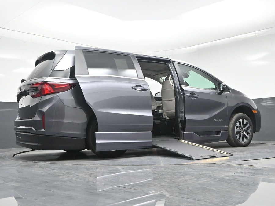 Grey Honda Odyssey image number 18