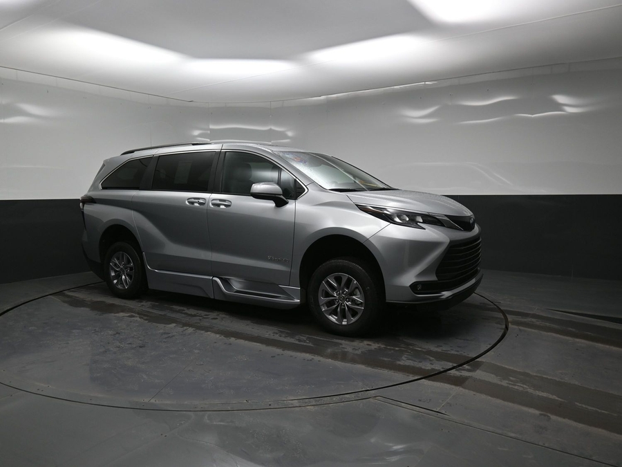 New 2025 Toyota Sienna Hybrid XLE Plus - BraunAbility Side Entry Entry Fold Out Automatic Ramp