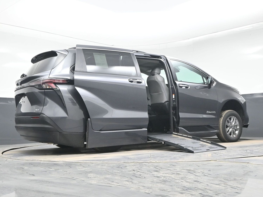 New 2025 Toyota Sienna Hybrid XLE Plus - BraunAbility Side Entry Entry Fold Out Automatic Ramp