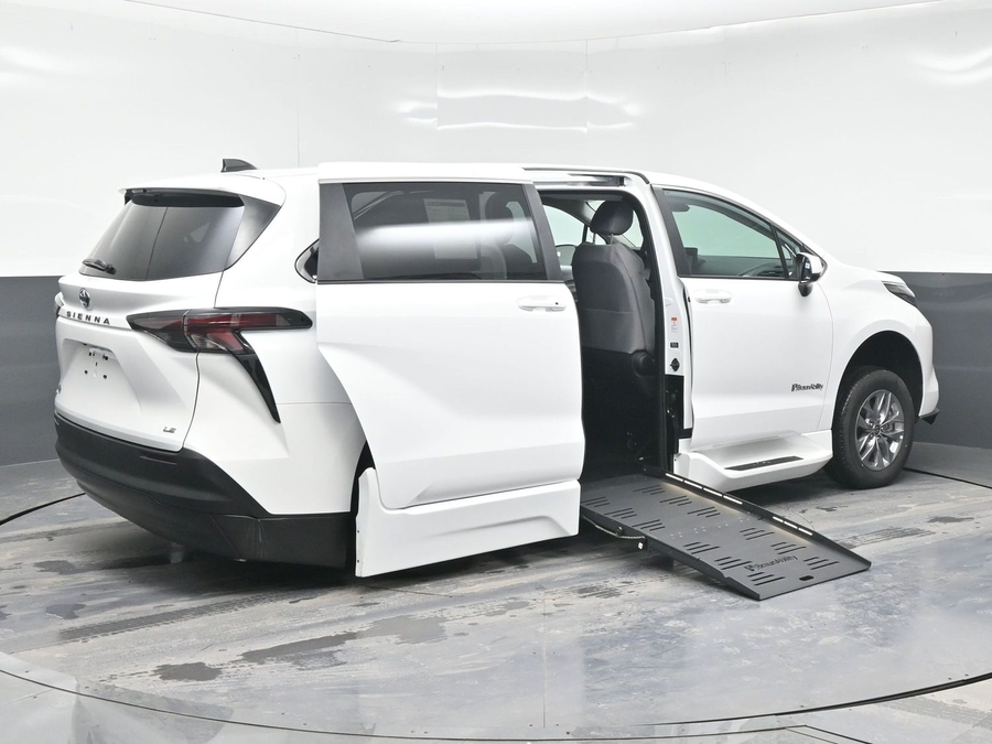 New 2025 Toyota Sienna Hybrid LE - BraunAbility Side Entry Entry Fold Out Automatic Ramp