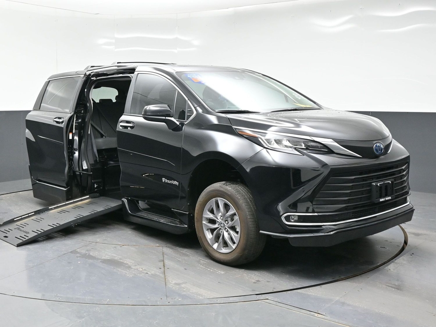 Used 2023 Toyota Sienna Hybrid XLE - BraunAbility Side Entry Entry Fold Out Automatic Ramp