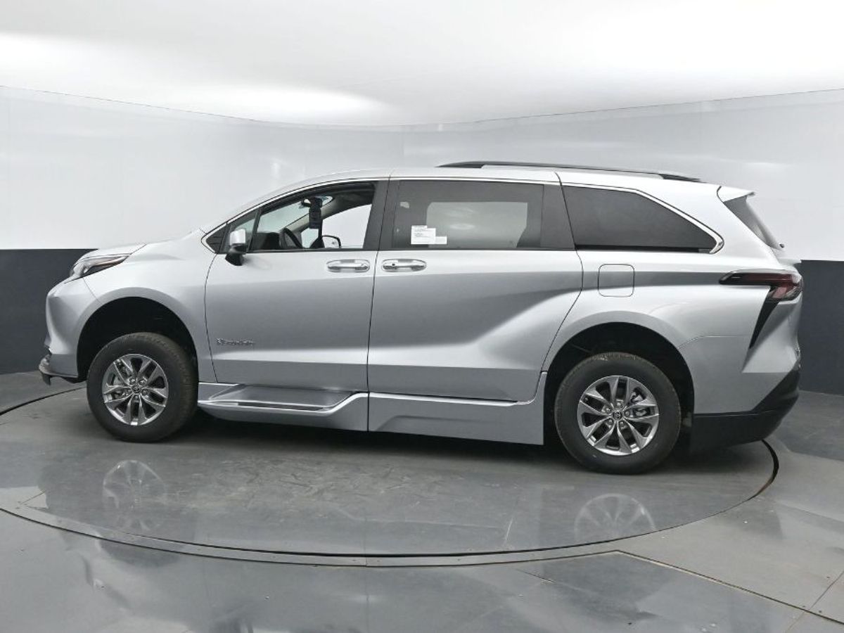 Silver Toyota Sienna image number 18