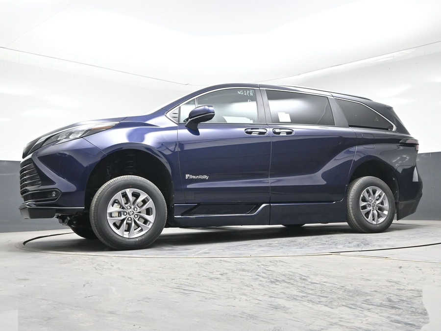 New 2026 Toyota Sienna Hybrid XLE Plus - BraunAbility Side Entry Entry Fold Out Automatic Ramp