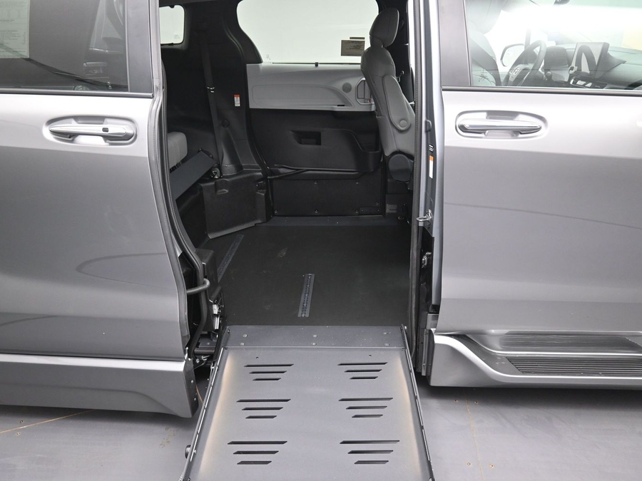 Grey Toyota Sienna image number 10