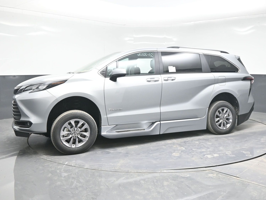 New 2025 Toyota Sienna Hybrid XLE Plus - BraunAbility Side Entry Entry Fold Out Automatic Ramp