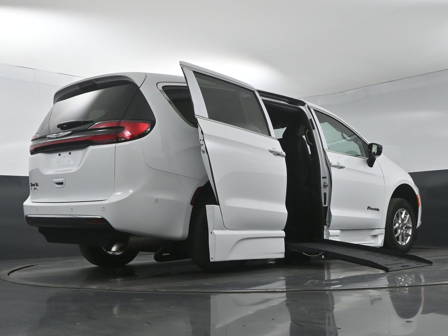 New 2025 Chrysler Pacifica Select Safety - BraunAbility Side Entry Entry Fold Out Automatic Ramp