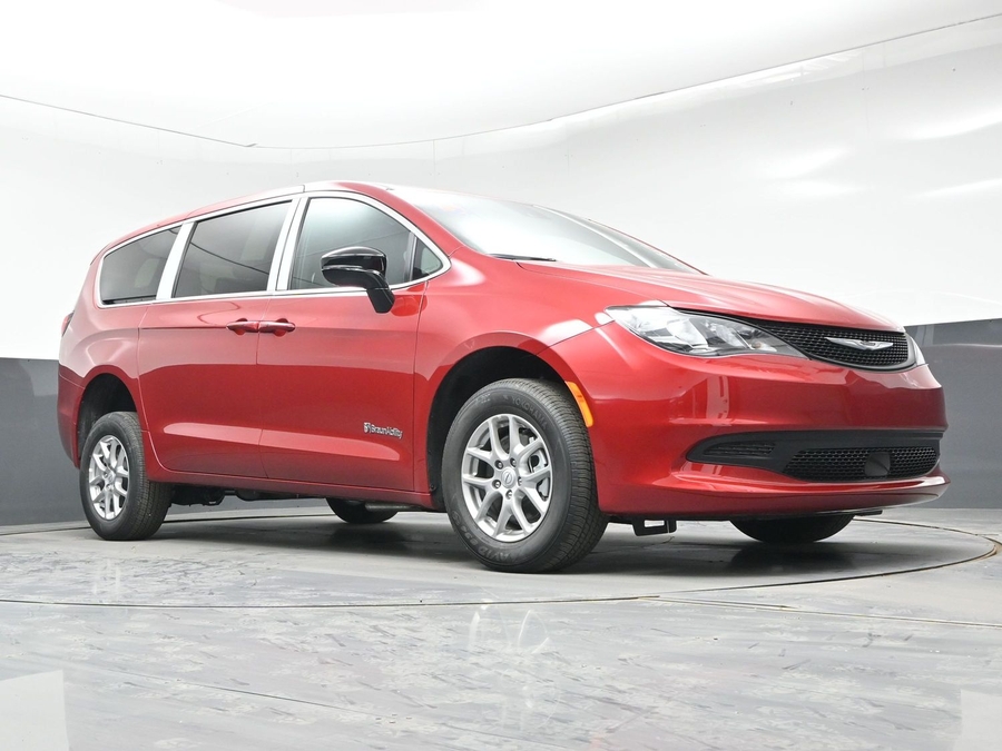 Red Chrysler Voyager image number 17