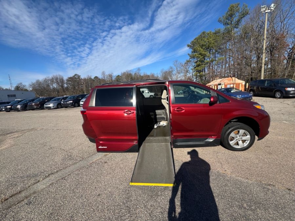 Red Toyota Sienna image number 3