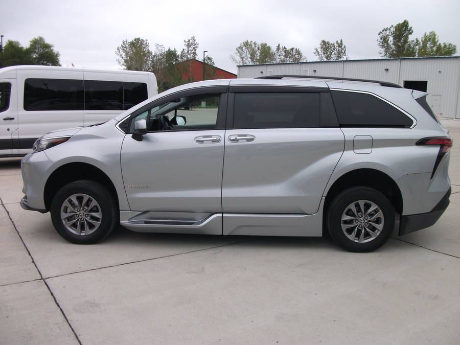 Used 2022 Toyota Sienna Hybrid XLE - BraunAbility Side Entry Fold Out Automatic Ramp