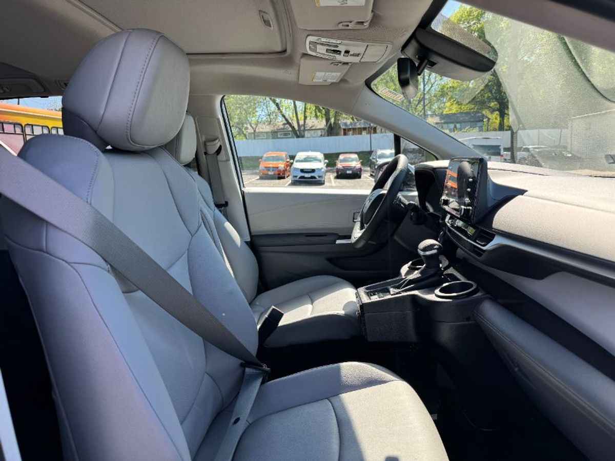 Silver Toyota Sienna image number 11