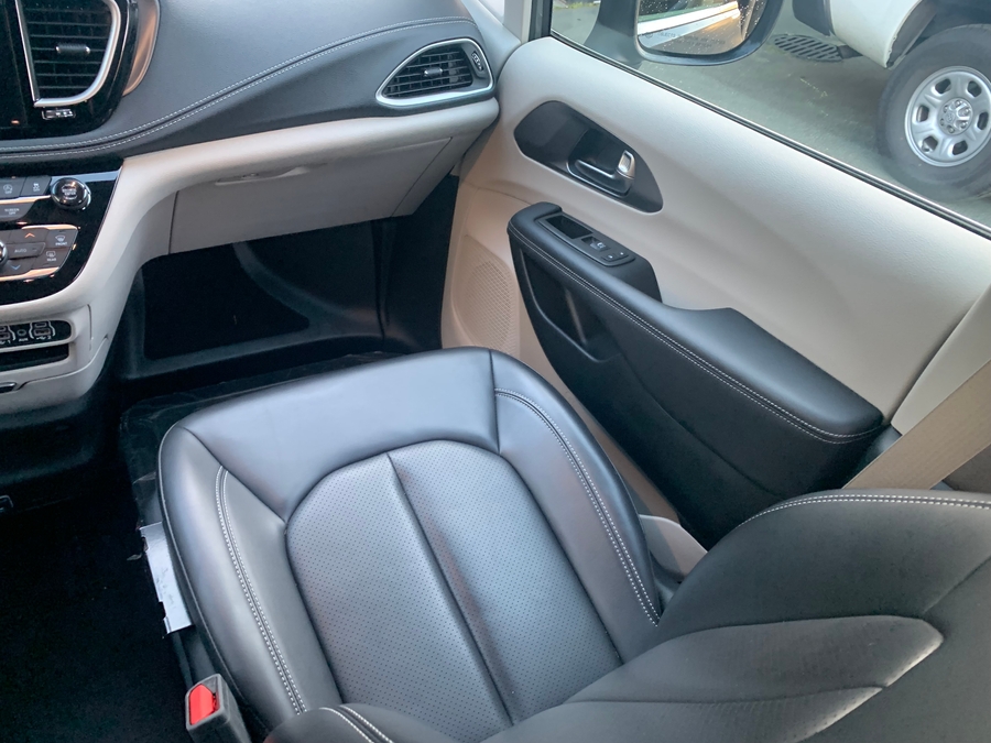 Used 2023 Chrysler Pacifica Touring L Safety - BraunAbility Side Entry In Floor Automatic Ramp