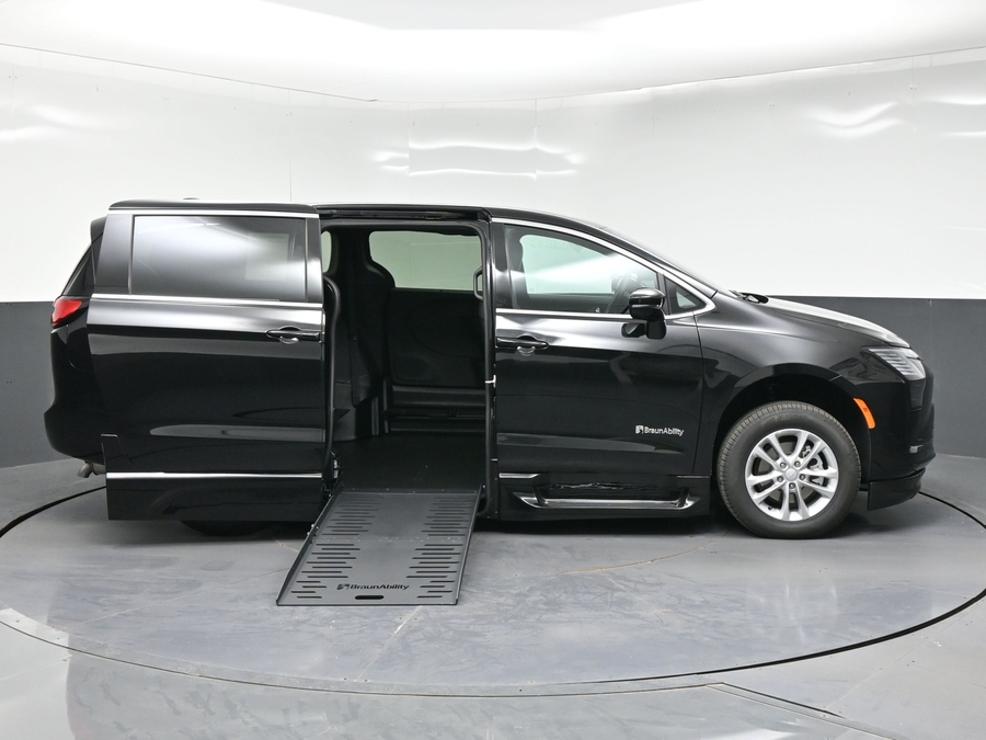 New 2027 Chrysler Pacifica Select Plus - BraunAbility Side Entry Fold Out Automatic Ramp