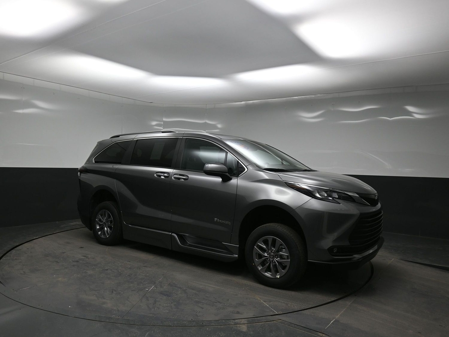 Grey Toyota Sienna image number 14