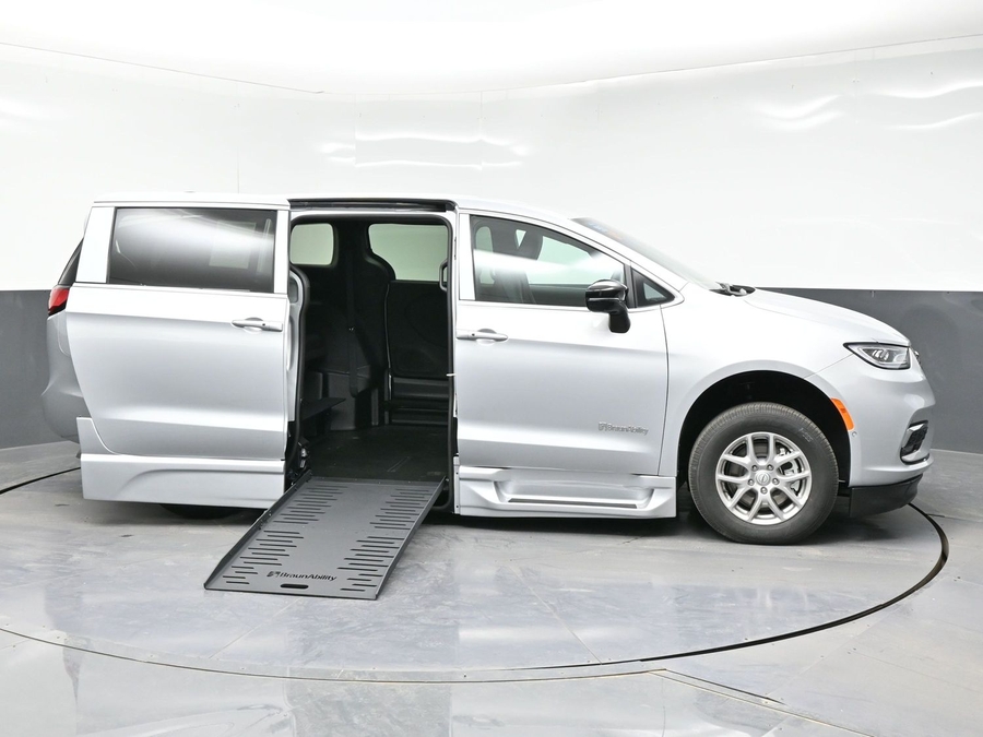 Silver Chrysler Pacifica image number 5