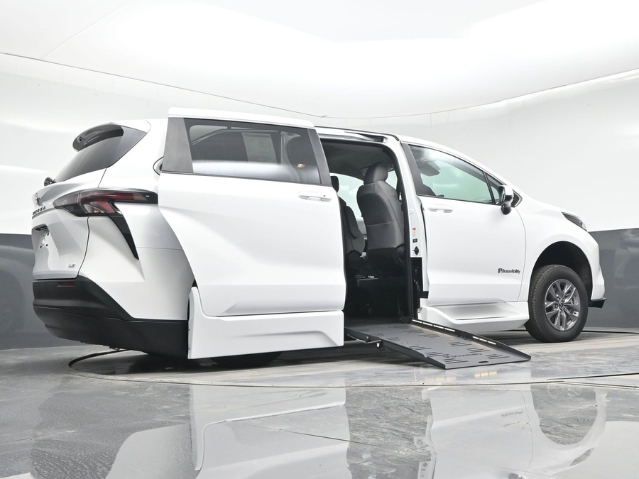 New 2025 Toyota Sienna Hybrid LE - BraunAbility Side Entry Entry Fold Out Automatic Ramp