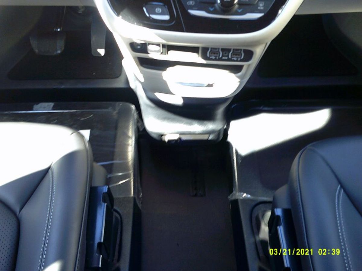 Black Chrysler Pacifica image number 11