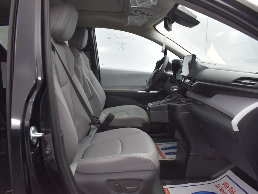 New 2026 Toyota Sienna Hybrid XLE Base - BraunAbility Side Entry In Floor Automatic Ramp