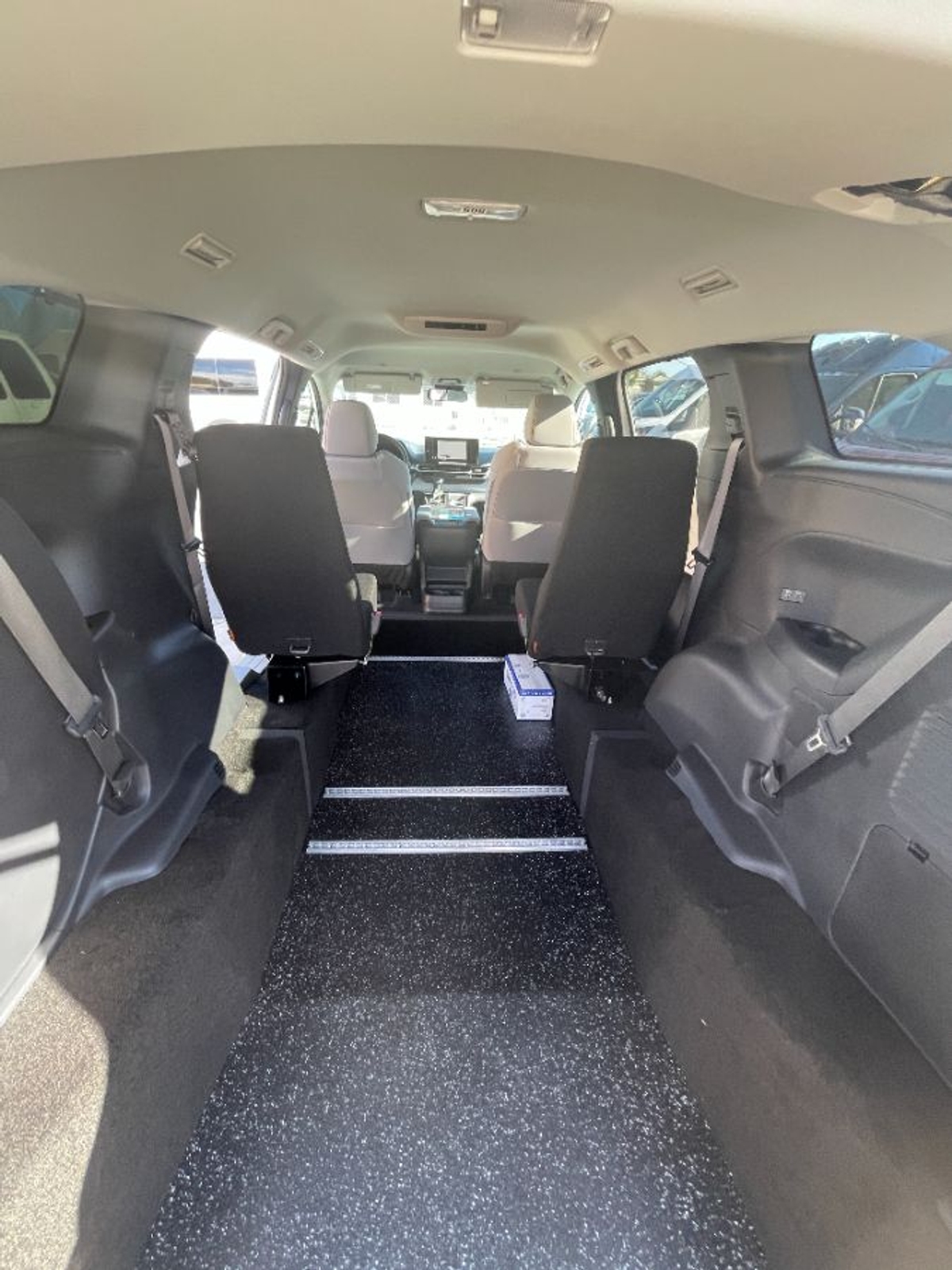 White Toyota Sienna image number 4