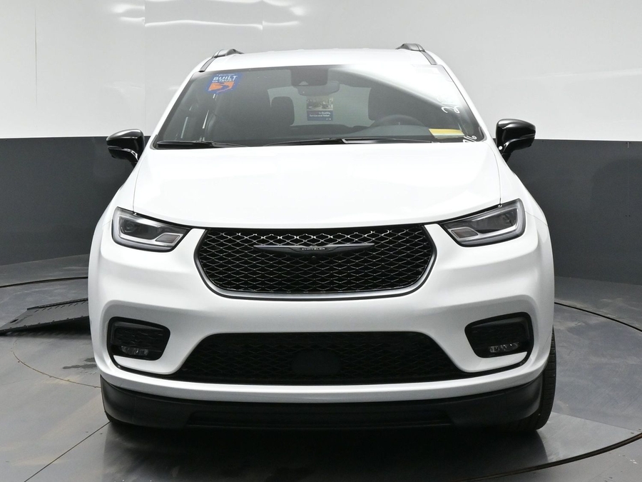 White Chrysler Pacifica image number 20