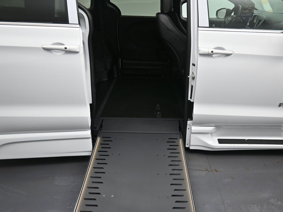 White Chrysler Pacifica image number 11