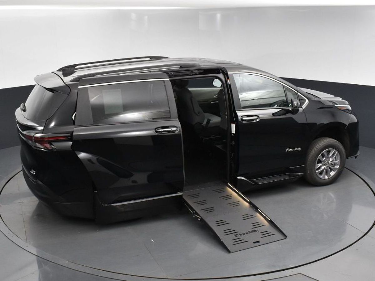 Black Toyota Sienna image number 16