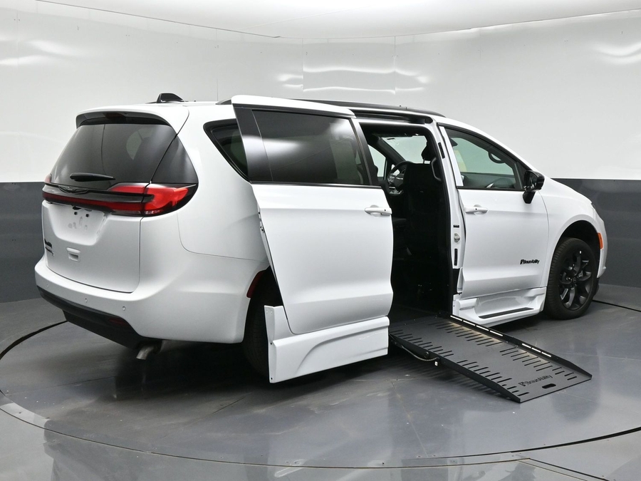 New 2026 Chrysler Pacifica Select Sport - BraunAbility Side Entry Fold Out Automatic Ramp