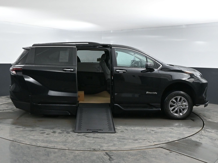 New 2025 Toyota Sienna Hybrid XLE Plus - BraunAbility Side Entry Entry In Floor Automatic Ramp