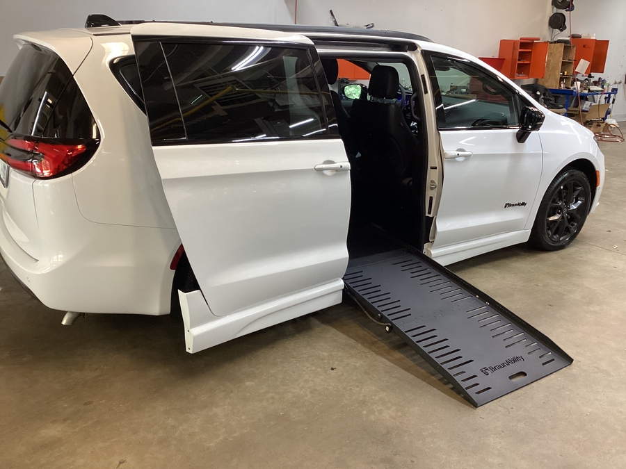 White Chrysler Pacifica image number 5