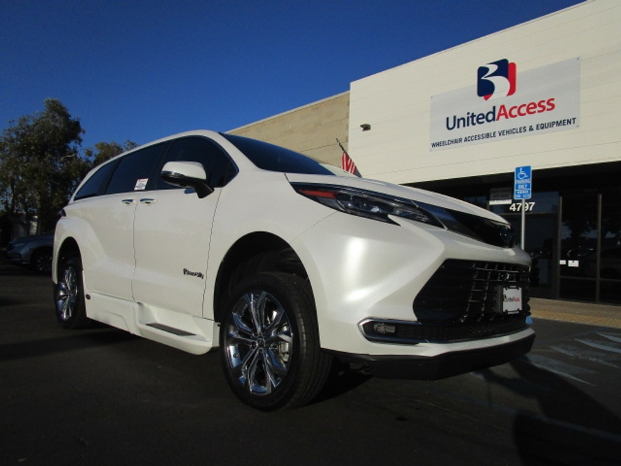 Used 2024 Toyota Sienna Hybrid Platinum - BraunAbility Side Entry Entry Fold Out Automatic Ramp
