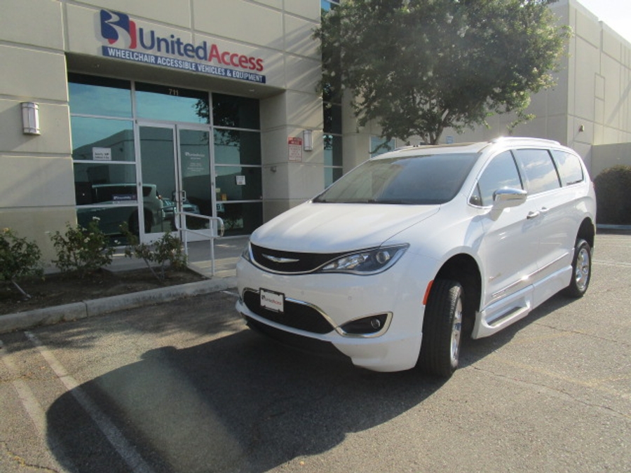 Used 2017 Chrysler Pacifica Limited - BraunAbility Side Entry Fold Out Automatic Ramp