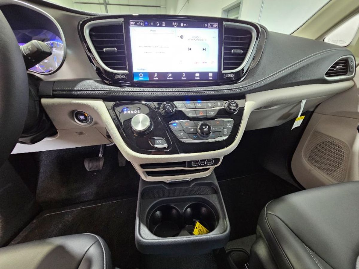 2024 CHRYSLER PACIFICA - Image 12