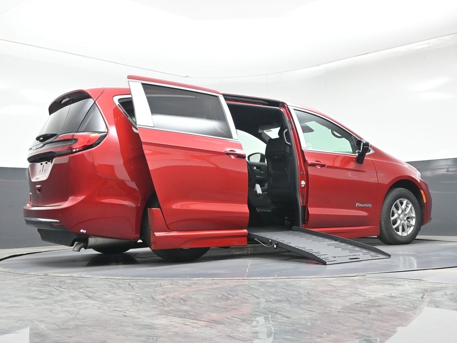 Red Chrysler Pacifica image number 18