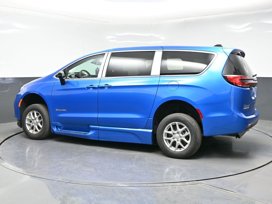 Blue Chrysler Pacifica image number 3
