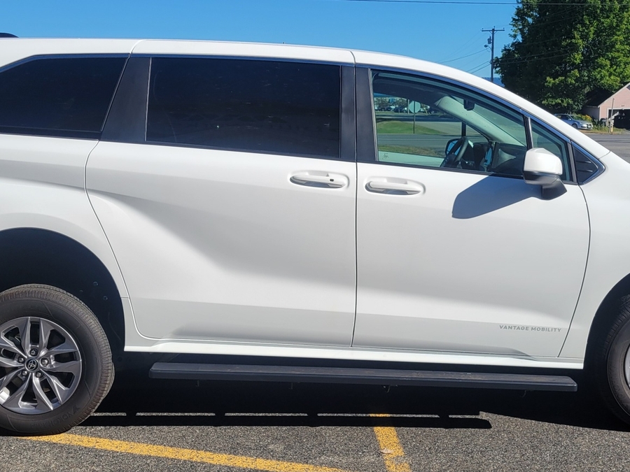 White Toyota Sienna image number 6