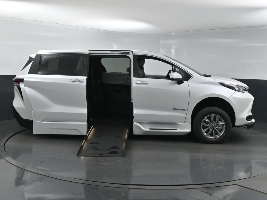 New 2025 Toyota Sienna Hybrid XLE Base - BraunAbility Side Entry Entry Fold Out Automatic Ramp