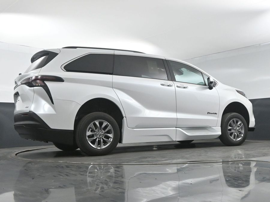 New 2025 Toyota Sienna Hybrid XLE Plus - BraunAbility Side Entry Entry In Floor Automatic Ramp