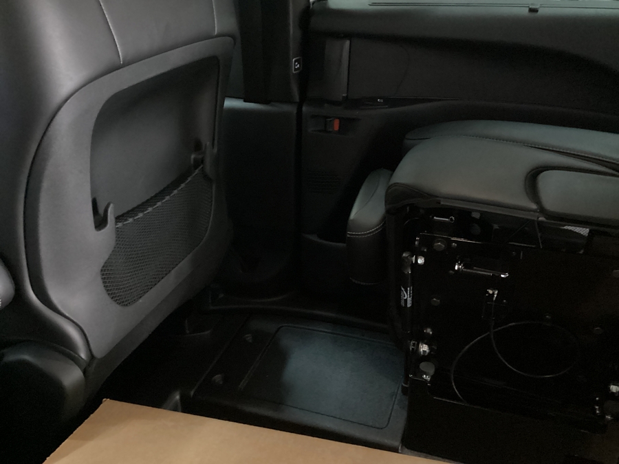 White Chrysler Voyager image number 8