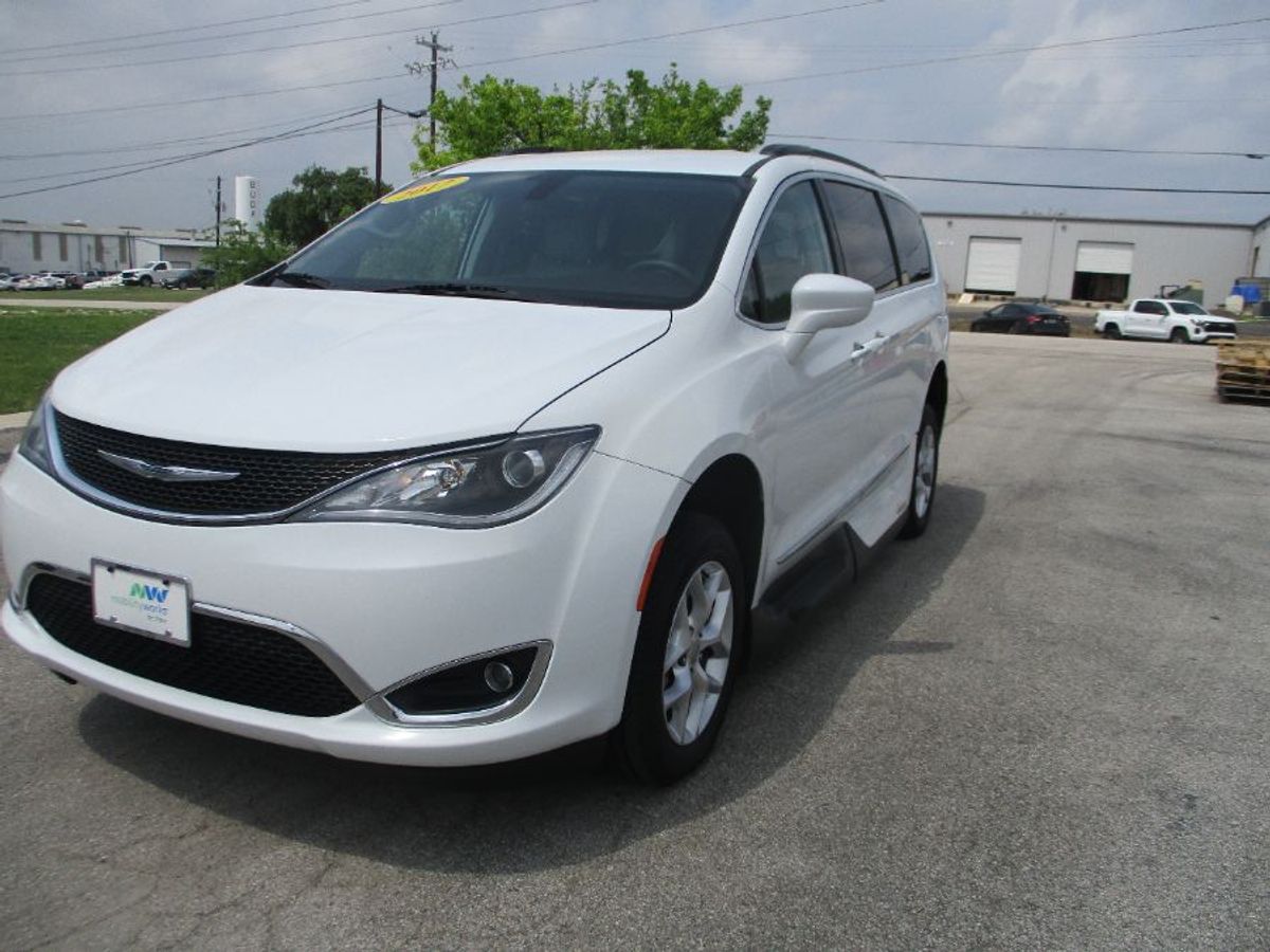 White Chrysler Pacifica image number 2
