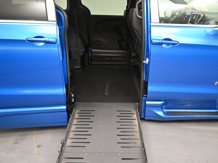 Blue Chrysler Pacifica image number 10