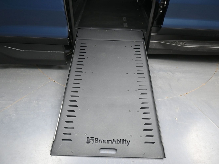 New 2026 Chevrolet Traverse 1LT Midnight - BraunAbility Side Entry Entry In Floor Automatic Ramp