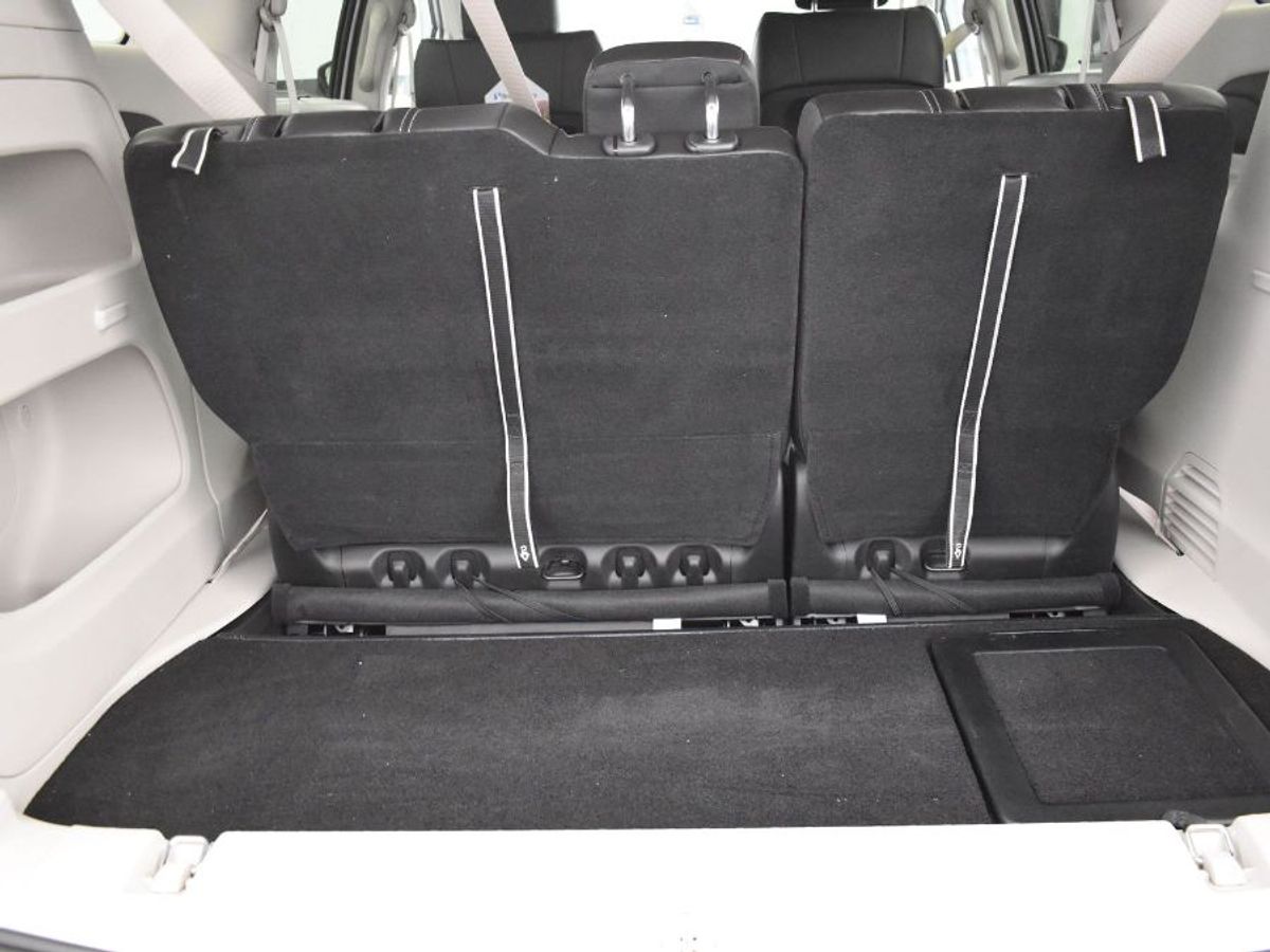 Silver Chrysler Pacifica image number 6