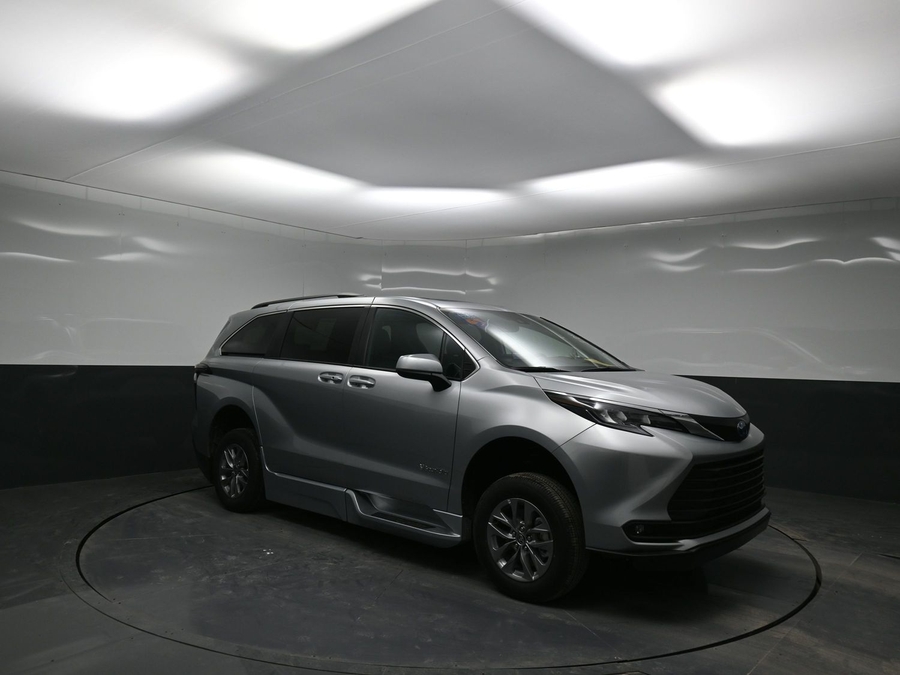 New 2025 Toyota Sienna Hybrid XLE Plus - BraunAbility Side Entry Entry In Floor Automatic Ramp