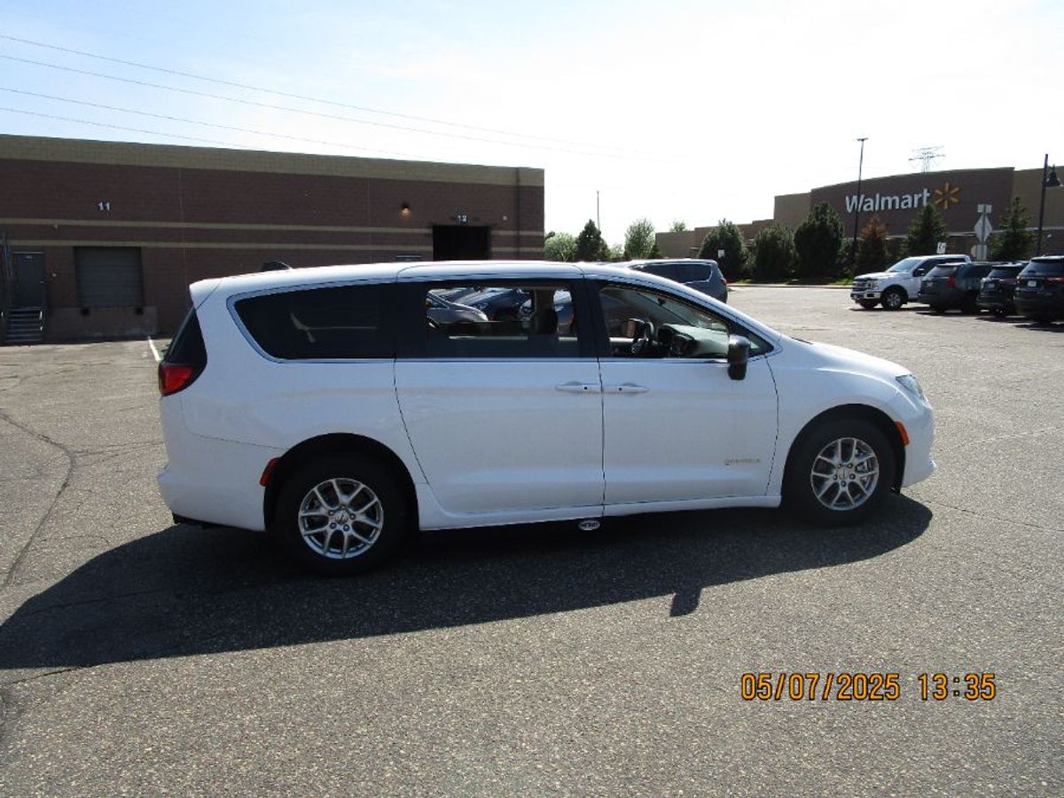 White Chrysler Voyager image number 2
