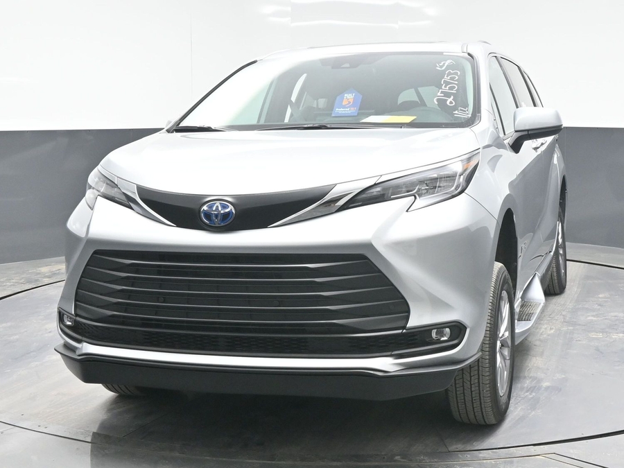 New 2025 Toyota Sienna Hybrid XLE Plus - BraunAbility Side Entry Entry Fold Out Automatic Ramp