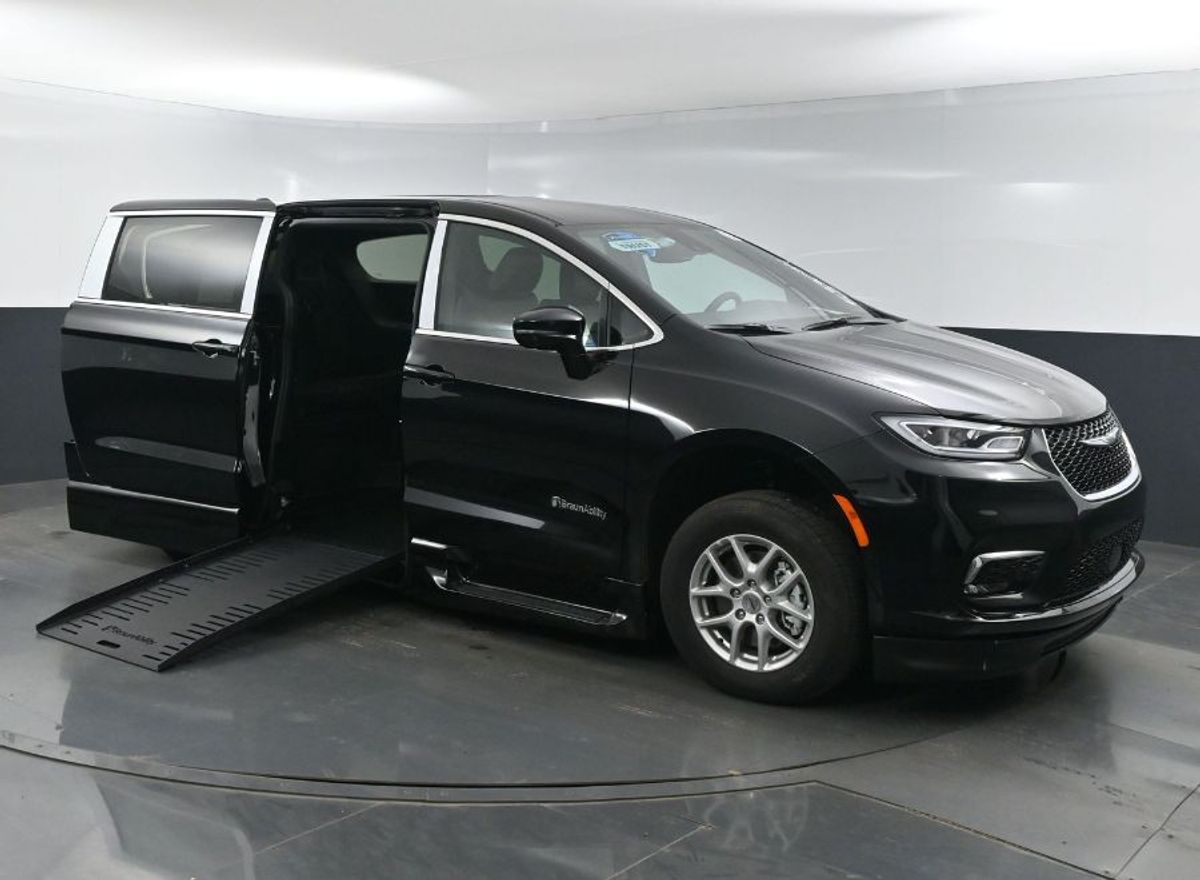 2025 Chrysler Pacifica Select's photo