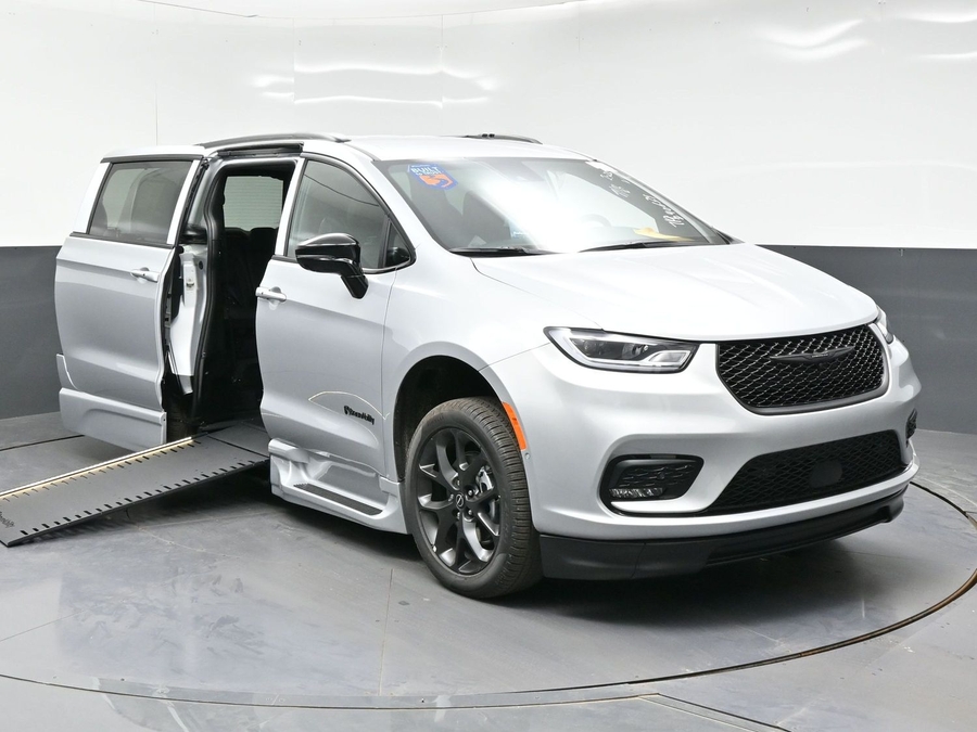 New 2026 Chrysler Pacifica Select Sport - BraunAbility Side Entry In Floor Automatic Ramp
