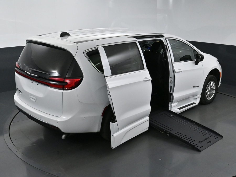 New 2025 Chrysler Pacifica Select Safety - BraunAbility Side Entry Entry Fold Out Automatic Ramp